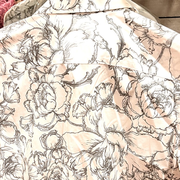 Talbots sz 12 petite collared button-down creamy white & black floral print - Picture 3 of 10